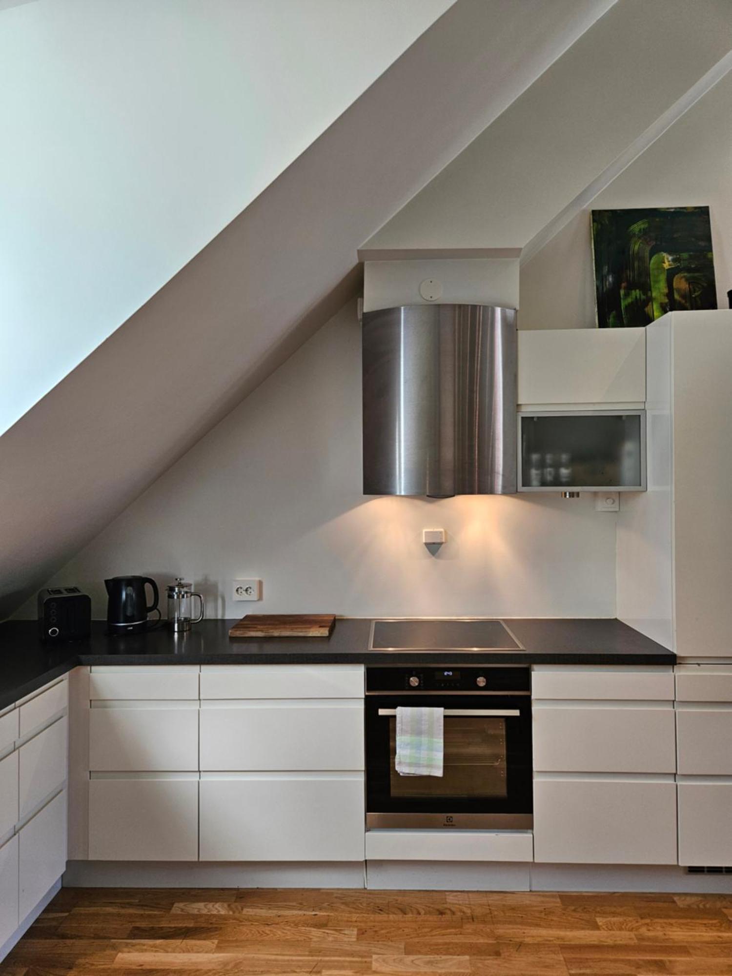Modern In Center Apartment *